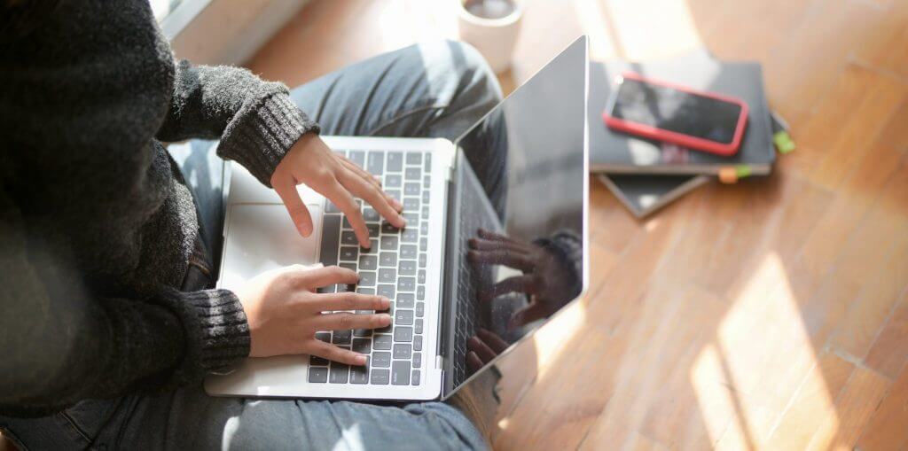 kvinde med computer arbejder hjemmefra, driver virksomhed som hobby